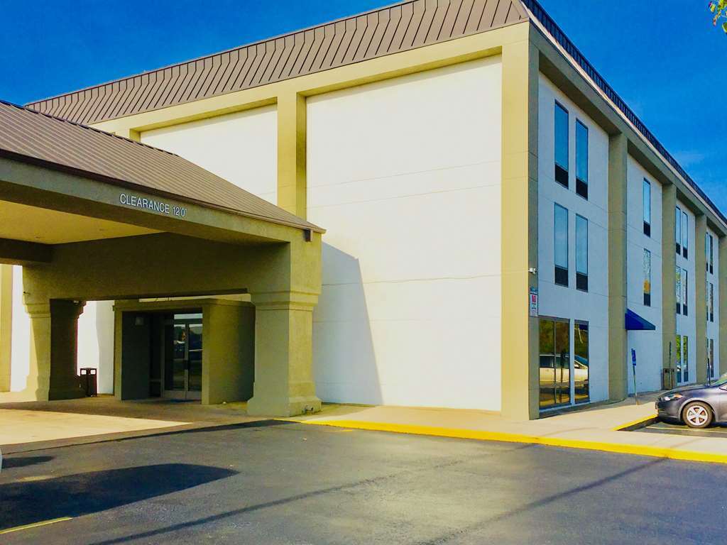 Motel 6 - Newest - Ultra Sparkling Approved - Chiropractor Approved Beds - New Elevator - Robotic Massages - New 2023 Amenities - New Rooms - New Flat Screen Tvs - All American Staff - Walk To Longhorn Steakhouse And Ruby Tuesday - Book Today And Sav 金斯兰 外观 照片